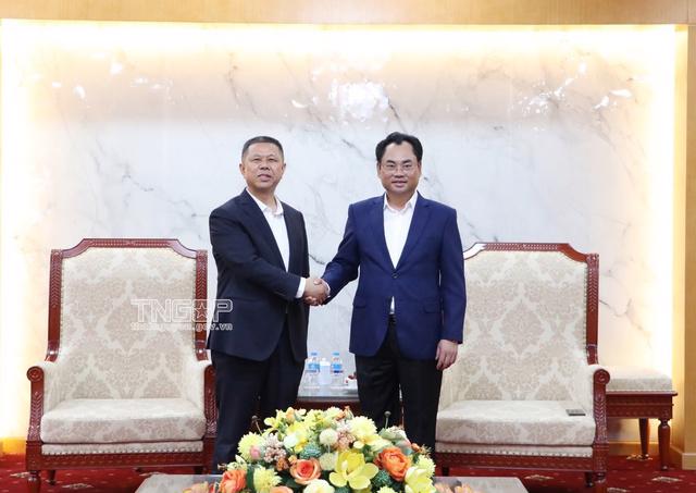 Chairman of the Thai Nguyen Provincial People’s Committee Trinh Viet Hung (right) meets a representative from Trina Solar’s leadership team on November 5.