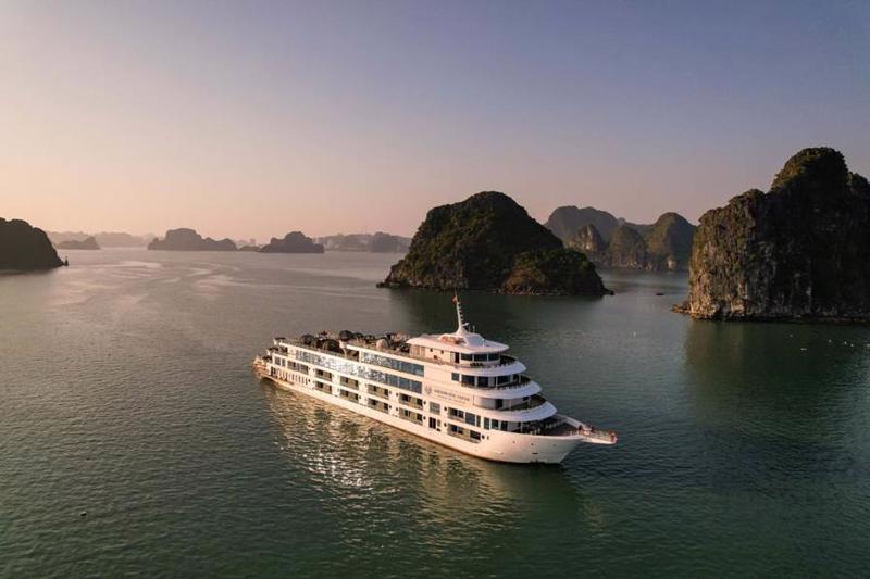 Ambassador Cruise II’s daytime voyage, known as the Ambassador Day Cruise, takes passengers on a sublime journey through the UNESCO World Heritage Site.