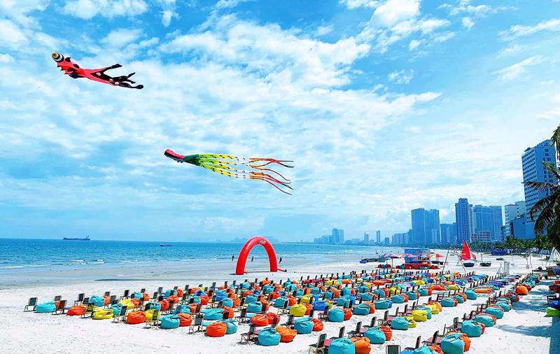 A kite festival on a beach in Da Nang.