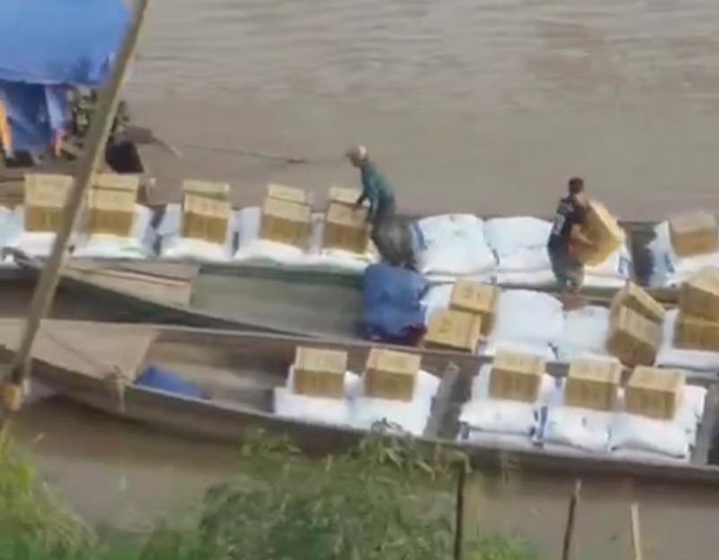 Hàng lậu được chất đầy trên các chiếc thuyền máy tại khu sông Sêpôn thời điểm giữa tháng 10 vừa qua (Ảnh - Báo Công an Nhân dân)