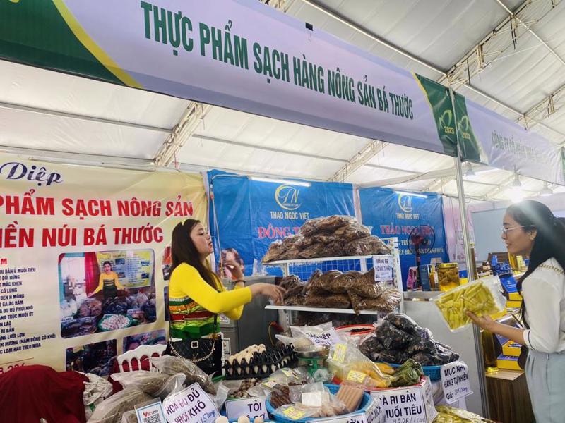 A booth displaying specialities from Thanh Hoa’s Ba Thuoc district. 