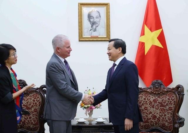 Deputy Prime Minister Le Minh Khai receives Mr. Charles R. Kaye, Co-Chief Executive Officer at Warburg Pincus.