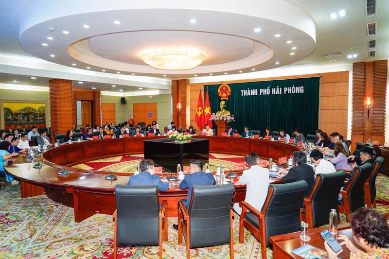 The working session between Hai Phong authorities and the Singapore Business Federation on November 8.