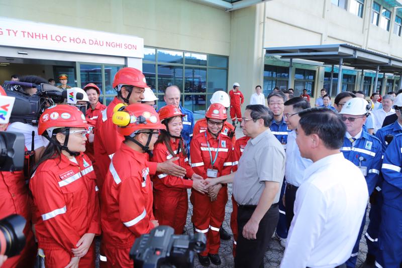 Thủ tướng Phạm Minh Chính đến thăm, tặng quà, động viên cán bộ, chuyên gia, người lao động đang làm việc tại Nhà máy Lọc hóa dầu Nghi Sơn (Thanh Hóa)