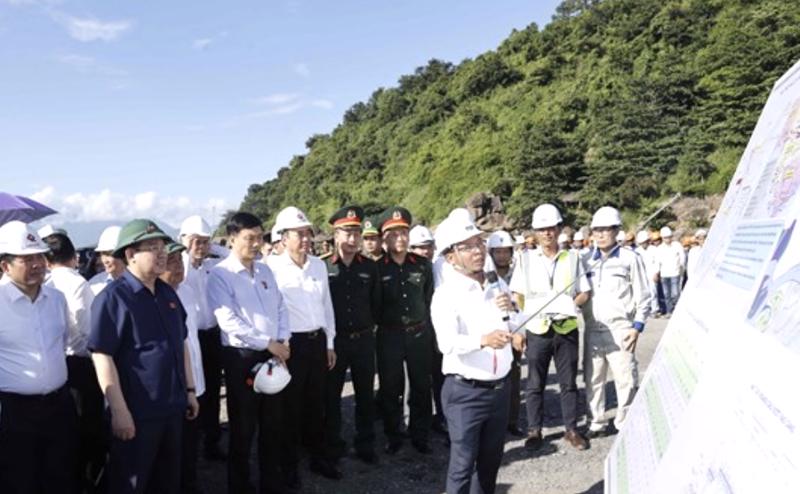 Chủ tịch Quốc hội Vương Đình Huệ nghe các đơn vị thi công báo cáo tiến độ xây dựng cảng Liên Chiểu.