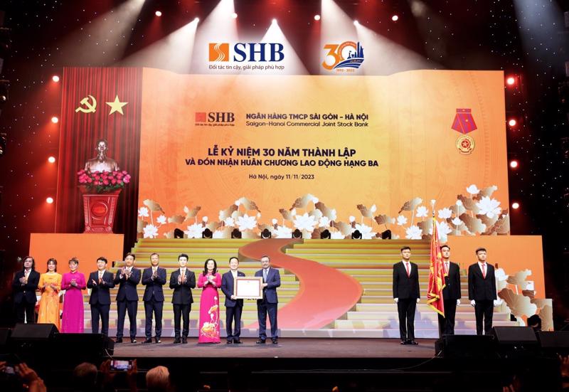 Ủy viên Ban Chấp hành Trung ương Đảng, Phó Bí thư Thành ủy, Chủ tịch UBND Hà Nội thay mặt Đảng và Nhà nước trao Huân chương Lao động hạng Ba cho Ngân hàng SHB.