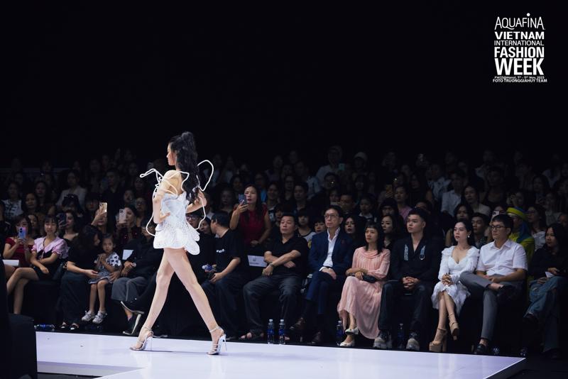 Quang cảnh show diễn "Crystal" của nhà thiết kế Ivan Trần. Ảnh: Vietnam International Fashion Week