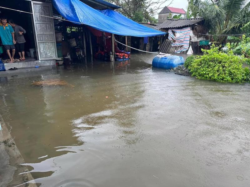 Mưa lớn đã khiến nhiều nơi huyện Can Lộc, huyện Lộc Hà (Hà Tĩnh) ngập sâu