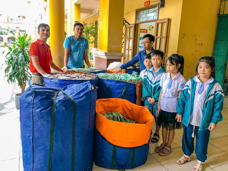 Học sinh trường tiểu học Phú Lâm 1, Tiên Du, Bắc Ninh thu gom vỏ hộp sữa cho chương trình.