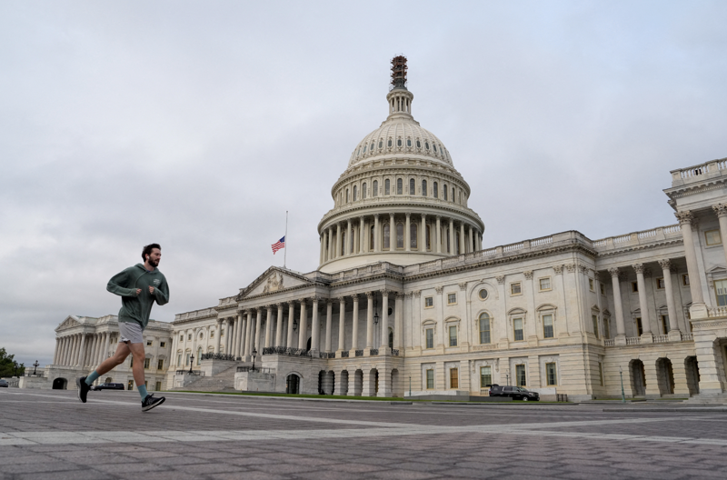 Bên ngoài toà nhà Quốc hội Mỹ ở đồi Capitol - Ảnh: Reuters.