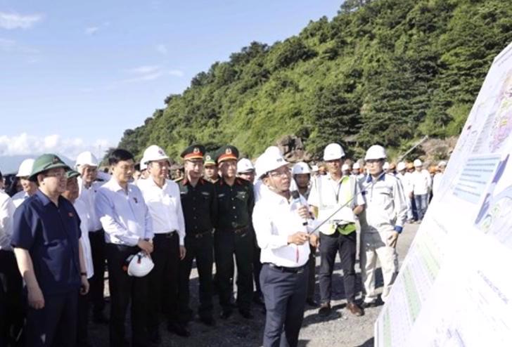NA Chairman Vuong Dinh Hue (first from left) inspects construction at Lien Chieu Seaport in Da Nang on November 11.