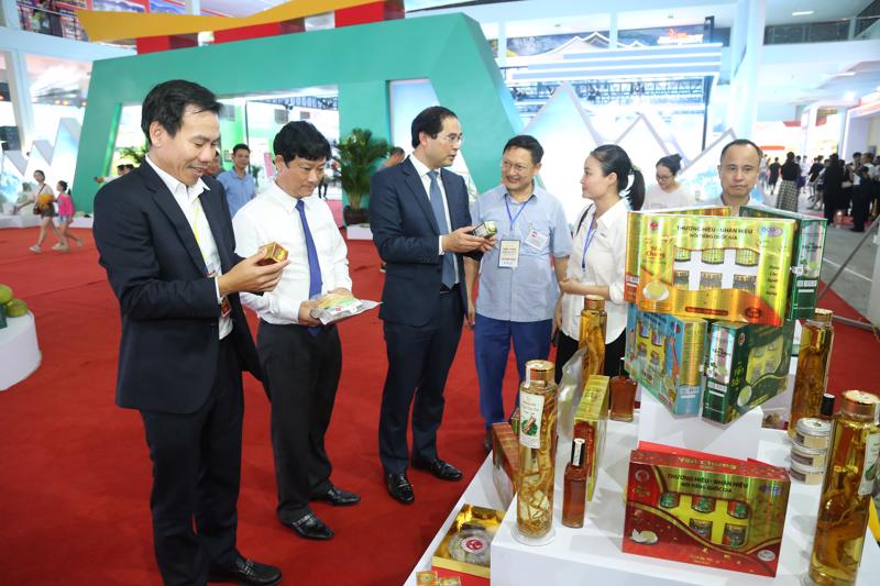 Đại biểu thăm quan các gian trưng bày triển lãm, gian hàng của Việt Nam và Trung Quốc tham gia Hội chợ