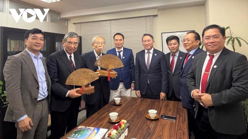 A delegation from Khanh Hoa province meets with Mr. Yohei Kono (second left), President of the Japanese Association for the Promotion of International Trade.