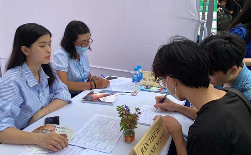 Người lao động đăng ký tìm việc tại phiên giao dịch việc làm ở Hà Nội. 