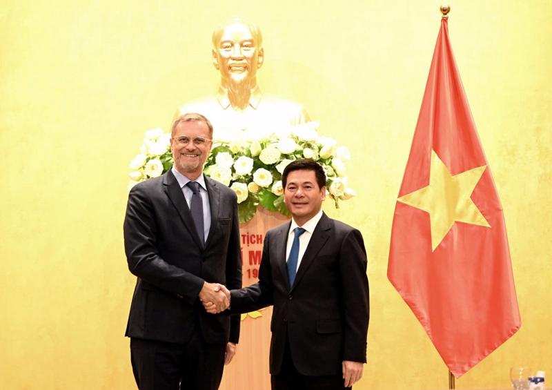 Bộ trưởng Nguyễn Hồng Diên và Ngài Olivier Brochet, tân Đại sứ Pháp tại Việt Nam.