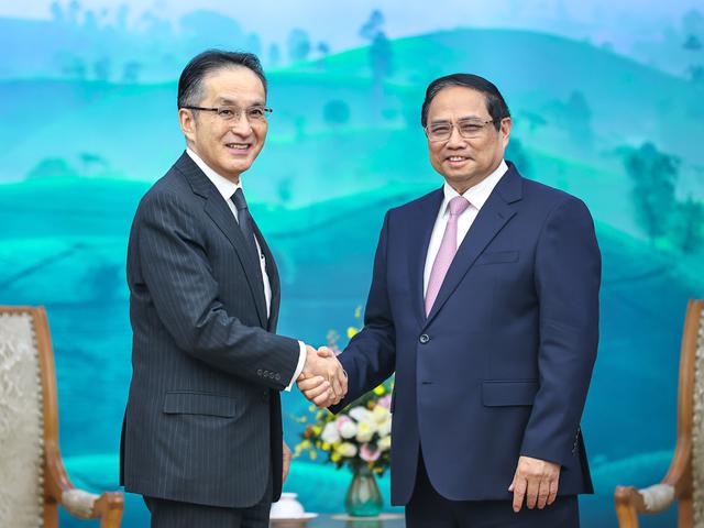 Prime Minister Pham Minh Chinh (right) receives President and CEO of the Marubeni Corporation Masumi Kakinoki in Hanoi on November 13. Photo: VGP