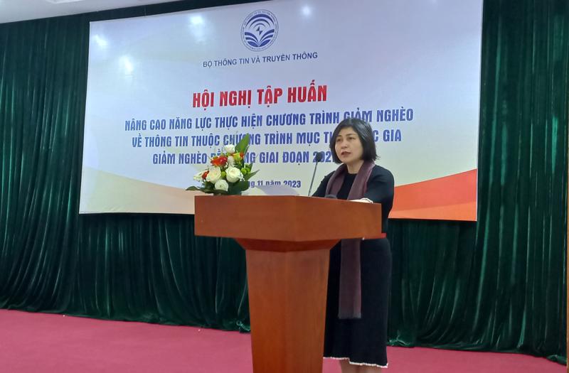  Bà Nguyễn Minh Hằng, Phó Vụ trưởng Vụ Pháp chế, Bộ Thông tin và Truyền thông nhấn mạnh vai trò của công tác thông tin đối với chương trình giảm nghèo. Ảnh - N.Dương.