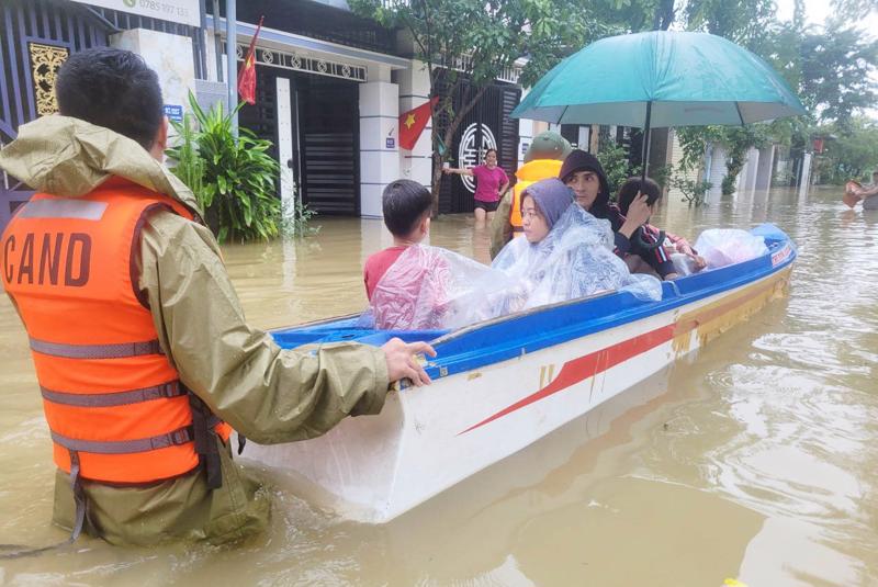 Lực lượng chức năng tỉnh Thừa Thiên Huế hỗ trợ người dân sơ tán