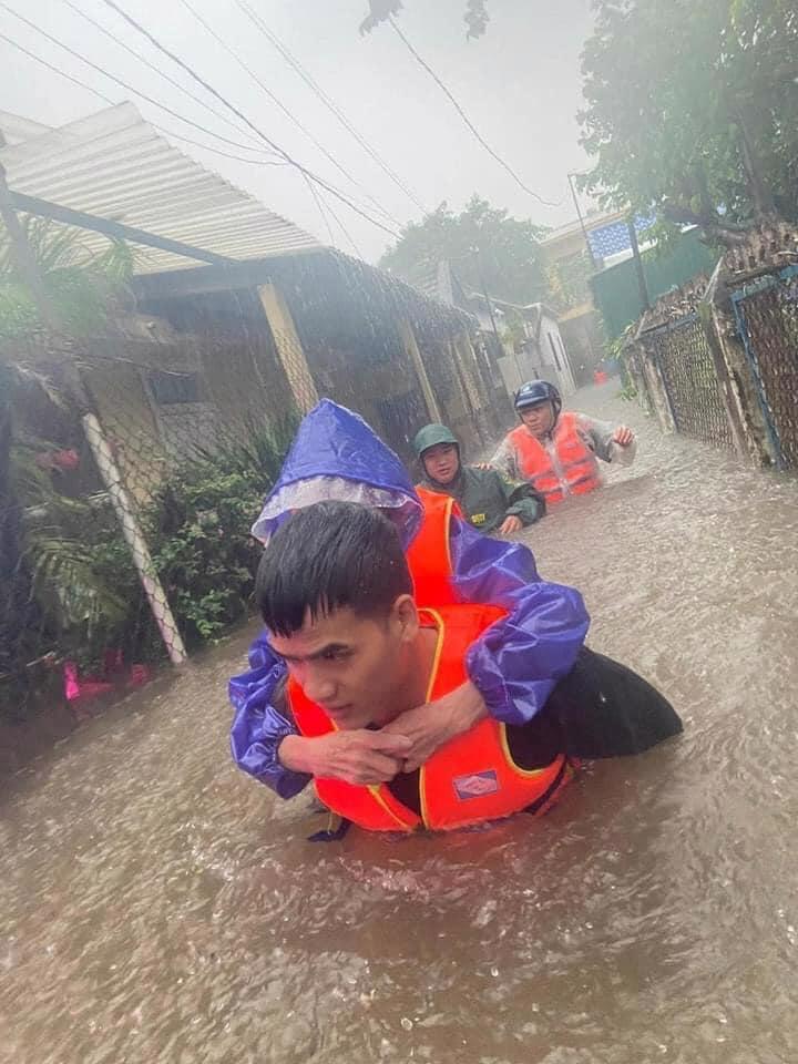 Lực lượng chức năng tỉnh Thừa Thiên Huế sơ tán người dân ra khỏi vùng nguy hiểm