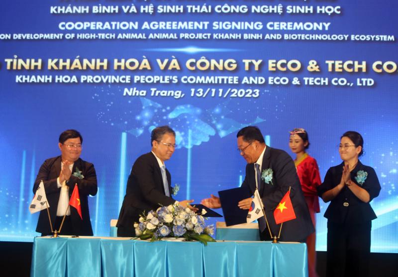 The signing ceremony. Source: Khanh Hoa newspaper