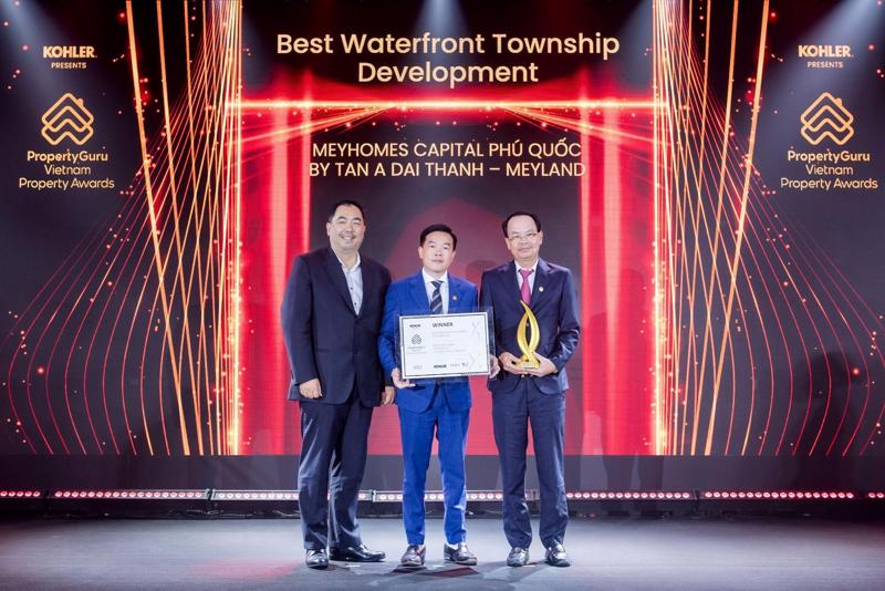 Đại diện Tân Á Đại Thành - Meyland nhận giải thưởng Best Waterfront Township Development 2023.