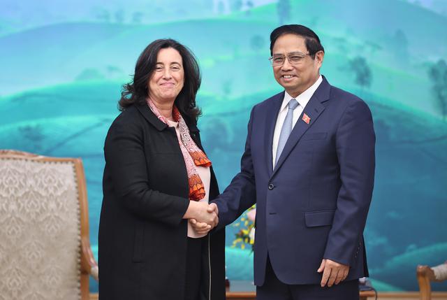 Prime Minister Pham Minh Chinh receives Ms. Manuela V. Ferro, WB Regional Vice President for East Asia and Pacific, in Hanoi on November 14. Photo: VGP