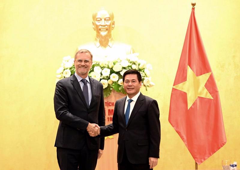 Minister of Industry and Trade Nguyen Hong Dien receives French Ambassador to Vietnam Olivier Brochet.