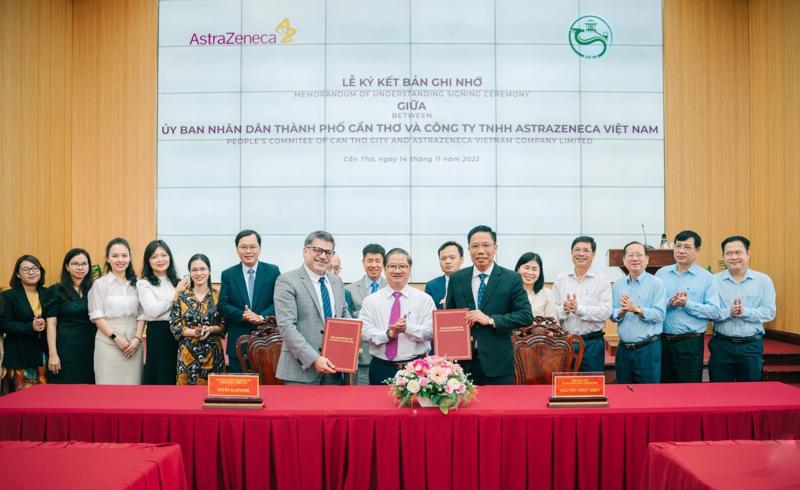 The signing of the cooperative agreement between the Can Tho City People’s Committee and AstraZeneca Vietnam. Source: AstraZeneca