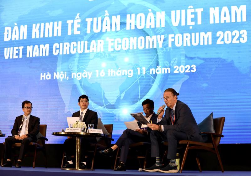 Các diễn giả tham gia thảo luận về việc thúc đẩy kinh tế tuần hoàn trong một số ngành và lĩnh vực. Ảnh: Việt Dũng.