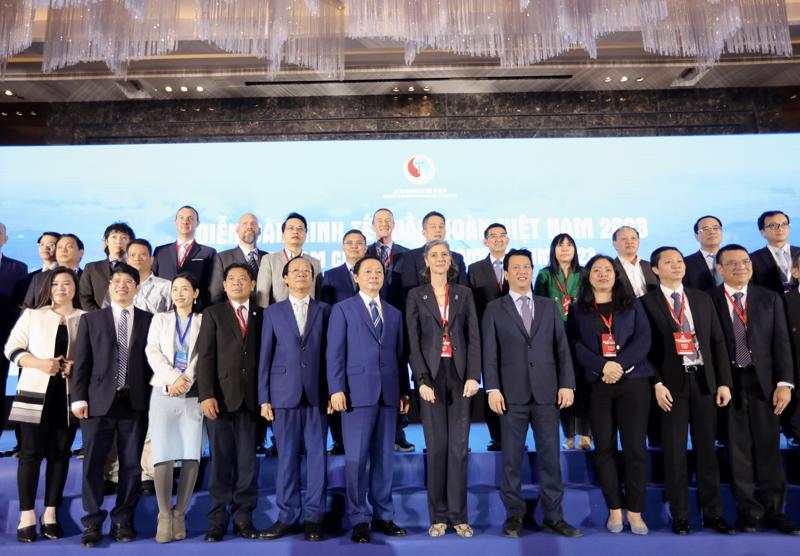 Phó Thủ tướng Chính phủ Trần Hồng Hà chụp ảnh cùng các đại biểu tham dự Diễn đàn Kinh tế tuần hoàn Việt Nam 2023