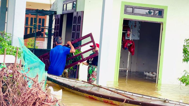 Người dân huyện Hải Lăng, tỉnh Quảng Trị di dời đồ đạc khi nước tràn vào nhà