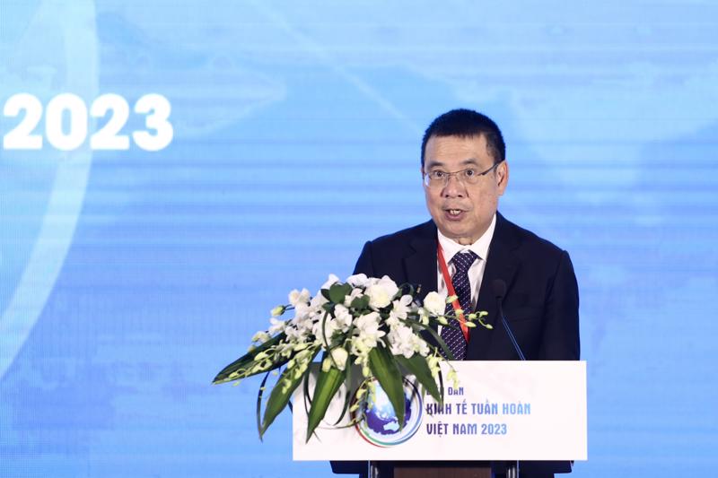 Ông Roongrote Rangsiyopash, Chủ tịch kiêm Giám đốc điều hành Tập đoàn SCG, phát biểu tại diễn đàn Kinh tế tuần hoàn 2023. Ảnh: Việt Dũng.