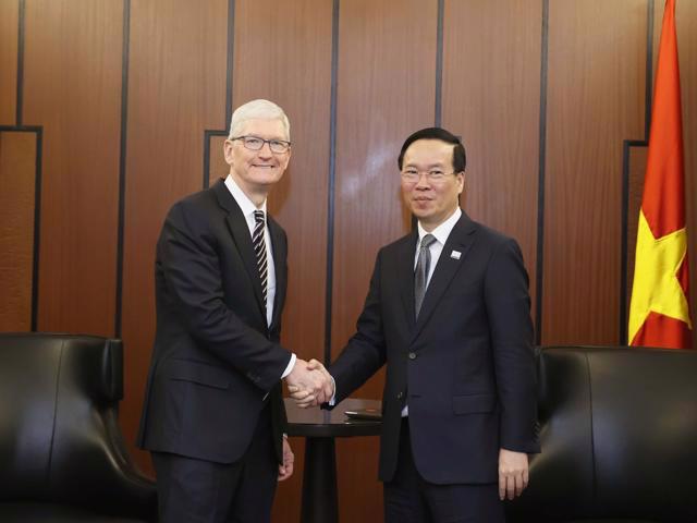 State President Vo Van Thuong and Apple CEO Tim Cook. (Photo: VNA)