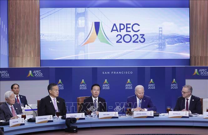 State President Vo Van Thuong (middle) and other APEC leaders at the dialogue in San Francisco on November 16. (Photo: VNA)