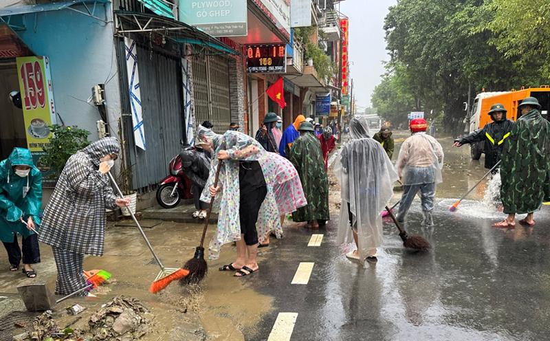 Ngày 17/11, gần 200 đoàn viên, thanh niên cùng lực lượng chức năng có mặt tại tuyến đường Huỳnh Thúc Kháng, phường Đông Ba, thành phố Huế từ sớm để hỗ trợ dọn dẹp bùn đất sau mưa lũ.