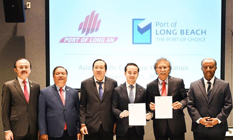 Mr. Vo Quoc Huy, Chairman of the Long An Port JSC (third from right), and Mr. Mario Cordero, CEO of the Port of Long Beach (second from right), and others at the signing.