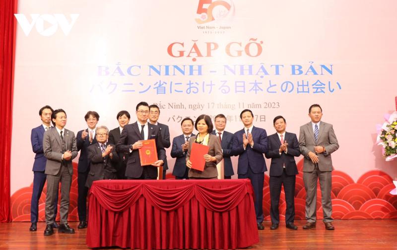 The Bac Ninh Provincial People’s Committee and Japan’s Nihon Toyo sign an MoU on November 17.