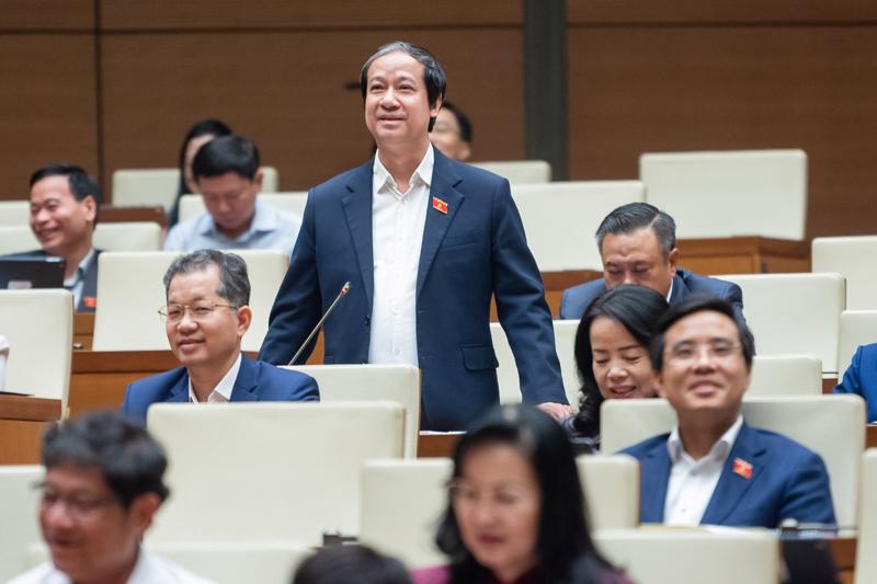 Bộ trưởng Bộ Giáo dục và Đào tạo Nguyễn Kim Sơn giải trình, làm rõ một số vấn đề đại biểu Quốc hội nêu tại phiên thảo luận ngày 20/11/2023