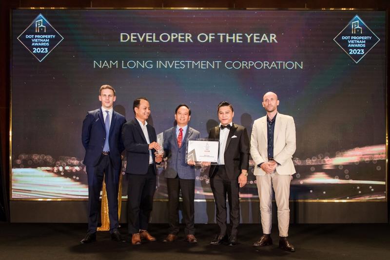 Ông Văn Viết Sơn - Giám đốc điều hành Nam Long Land nhận giải Nhà phát triển Bất động sản của năm (Developer of the year).