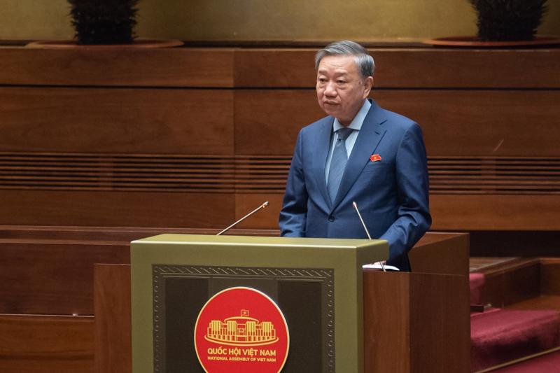 Bộ trưởng Bộ Công an trình bày báo về công tác phòng, chống tội phạm và vi phạm pháp luật năm 2023. Ảnh - Quochoi.vn.