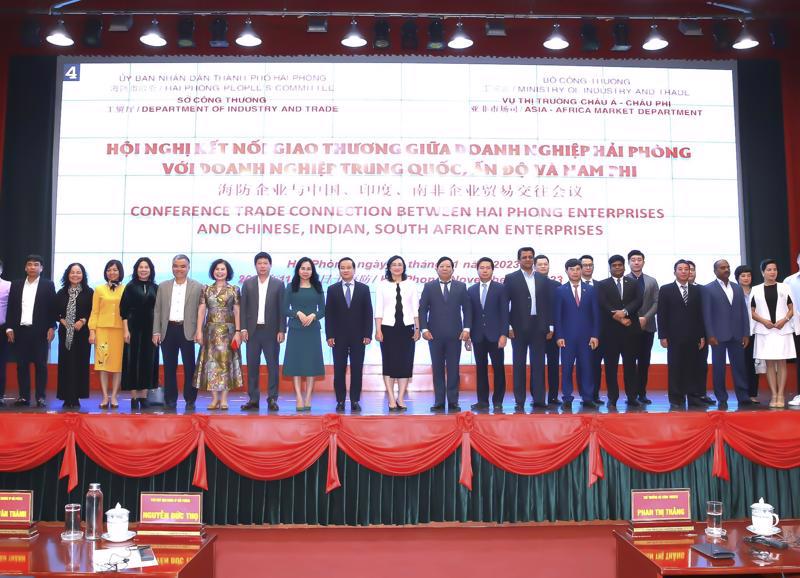 Participants at the trade connection conference in Hai Phong.