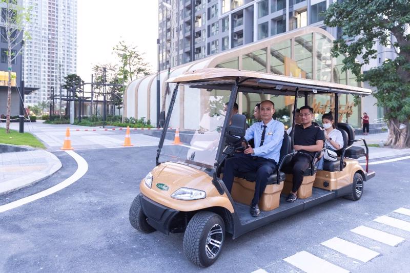 Xe buggy chuyên dụng, phục vụ đưa đón cư dân Masteri West Heights.