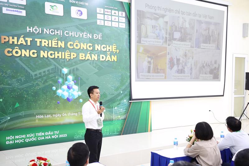 PGS. Nguyễn Trần Thuật trình bày báo cáo tại Hội nghị chuyên đề “Phát triển công nghệ, công nghiệp bán dẫn” do ĐHQG Hà Nội tổ chức, tháng 11/2023. Ảnh: NVCC.