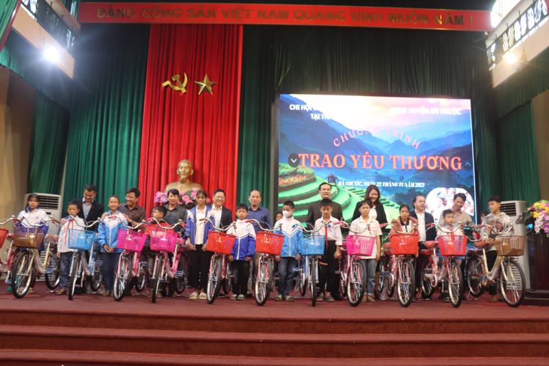Các đại biểu trao tặng xe cho các em học sinh có hoàn cảnh khó khăn tại huyện Bá Thước