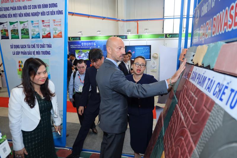 Các chuyên gia và khách mời tham quan triển lãm trong khuôn khổ Waste and Recycling Vietnam Expo 2023 diễn ra từ ngày 22-24/11 tại Bình Dương.