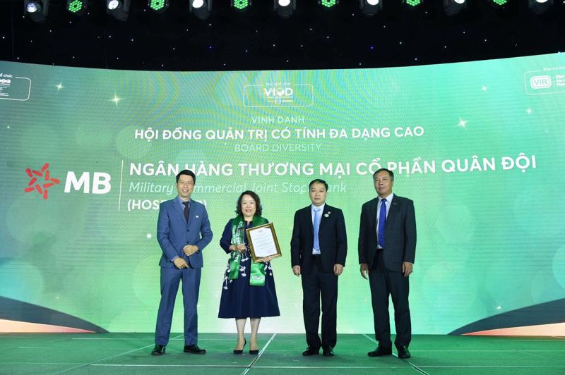 Bà Vũ Thị Hải Phượng - Phó Chủ tịch HĐQT MB nhận giải thưởng tại sự kiện.
