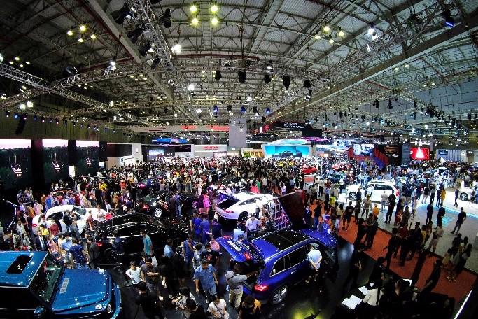 Kỳ vọng thị trường ô tô sẽ khởi sắc trong thời gian cuối áp dụng chính sách ưu đãi giảm 50% mức thu lệ phí trước bạ (Ảnh: Vietnam Motor Show 2022).