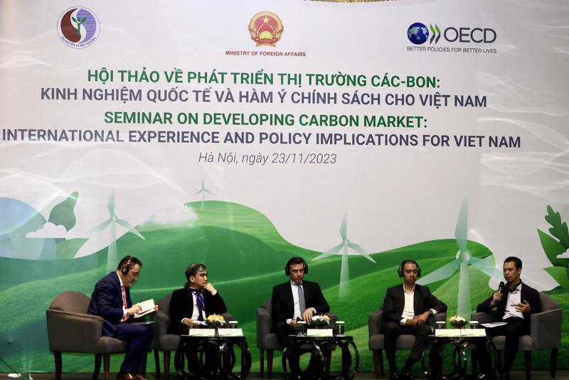 Các chuyên gia thảo luận về xây dựng thị trường carbon. Ảnh: Việt Dũng.