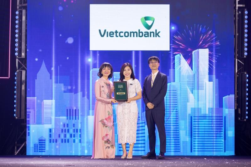 Bà Nguyễn Thị Minh Hải - Phó trưởng Văn phòng đại diện Vietcombank tại Tp Hồ Chí Minh nhận giải thưởng do Ban tổ chức trao tặng.