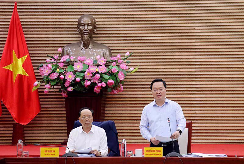 The Chairman of the Nghe An Provincial People’s Committee speaks at its November meeting.